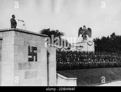 Adolf Hitler fa un discorso dal rostro della Luitpold Arena alla SA, SS e NSKK che avevano partecipato alla parata. Foto Stock