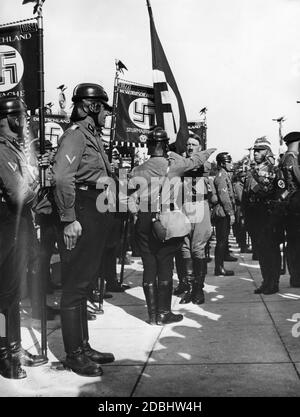 'La ''Blutfahne'' (''Bandiera di sangue''), che fu portata durante il fallimento della Beer Hall Putsch del 9 novembre 1923 a Monaco, è utilizzata da Adolf Hitler alla consacrazione delle nuove bandiere e dei nuovi standard della tempesta nella Luitpold Arena al Congresso del Partito nazista di Norimberga nel 1936. Sulla destra, Viktor Lutze." Foto Stock