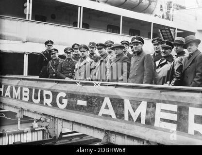 "Il Consigliere di Stato Walter Schuhmann (X) e il Consigliere di Stato Rudolf Habedank (XX) in visita alla nave a motore Hapag "Orincco" nel porto di Amburgo". Foto Stock