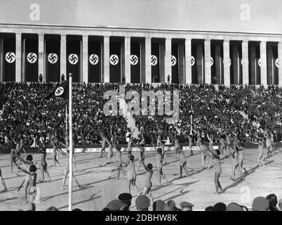 Un gruppo di ginnastica presenta le proprie competenze sul campo di Zeppelin in occasione del festival folk durante il Congresso del Partito nazista. Foto Stock