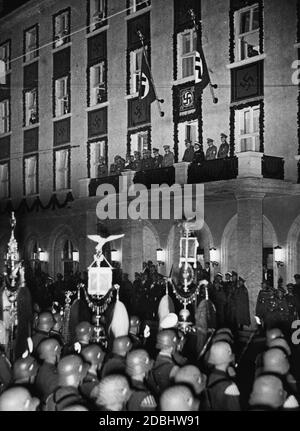 Alla fine del Congresso del Partito nazista, 14 corpi di musica e tromba e delegazioni dell'Esercito, della Marina e dell'Aeronautica si sono schierati davanti ai dirigenti Adolf Hitler (centro) e Wehrmacht che si erigono sul balcone dell'Hotel Deutscher Hof per segnare la fine del Grosser Zapfenstreich (Grand Tattoo). A sinistra di Hitler si trova Hermann Goering, a destra Werner von Blomberg e Erich Raeder. Foto Stock