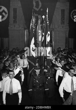 Durante un rally della VDA (Associazione per la Germania all'estero) e del Reich Labour Service, i membri della SA marciano con le loro bandiere di tempesta nel Saalbau Friedrichshain a Berlino. Foto Stock