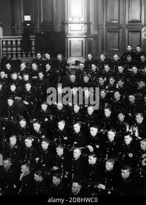 Membri del Leibstandarte Adolf-Hitler durante una conferenza nella sala conferenze del Museo Staatliches fuer Voelkerkunde nella Saarlandstrasse di Berlino. Foto Stock