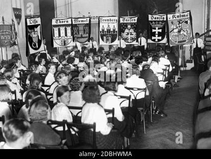 Le figure araldiche delle città della Germania orientale (Thorn, Memel, Bromberg, Gnesen, Danzig, Kulm) hanno marciato al Friedrich Wilhelm Gymnasium di Berlino per il rally del Verein fuer Deutschtum im Ausland (Associazione della Germania all'estero). Foto Stock