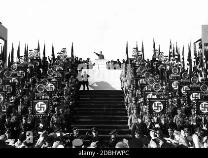 'Vista del podio durante il saluto di Adolf Hitler al Reichserntedankfest ('' Reich Harvest Festival'') su Bueckeberg, sul sinistro e destro stand SA portatori standard.' Foto Stock
