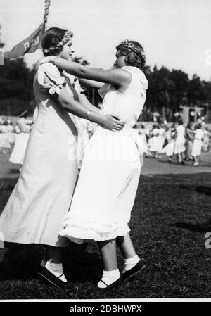 Le scuole di Berlino hanno fatto una prova nello stadio SCC-Stadion per la Giornata della nazionalità tedesca del 16.09.1934. Qui una vista delle studentesse di ballo. Sullo sfondo è una bandiera del VDA. Foto Stock