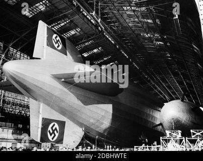 "Il velivista LZ 129 "'Hindenburg"" accanto a un'impiccata della marina statunitense in un hangar a Lakehurst." Foto Stock