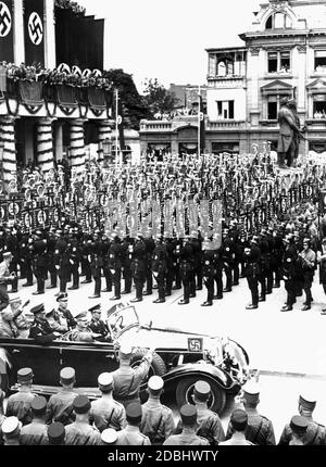 Nel corso di una conferenza storica, i membri delle SS si trovano intorno a un monumento a Schiller e Goethe a Weimar. Davanti a sinistra, Adolf Hitler saluta i membri della SA con il saluto nazista. Foto Stock
