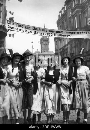 'Banner che dice ''noi siamo una nazione ovunque viviamo, pensate al complesso: 100 milioni'' durante una riunione del Verein fuer das Deutschtum im Ausland (Associazione per la Germania all'estero).' Foto Stock