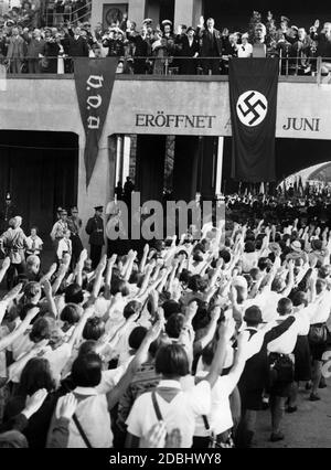 "Al ''Festival della Scuola tedesca'' nello stadio Grunewald di Berlino, gli studenti accolgono il VIP box mentre escono dallo stadio. In piedi tra gli altri (dalla bandiera VDA Erich Raeder, Franz von Papen e il sindaco di Berlino Heinrich Sahm, e sull'estrema destra il professor Eugen Fischer, Rettore della Friedrich-Wilhelms-Universitaet Berlin. Inoltre, un busto dell'assente Adolf Hitler è posto sopra una bandiera swastika. Sulla sinistra c'è una bandiera dell'organizzatore "Volksbund fuer das Deutschtum im Ausland", VDA. Foto Stock