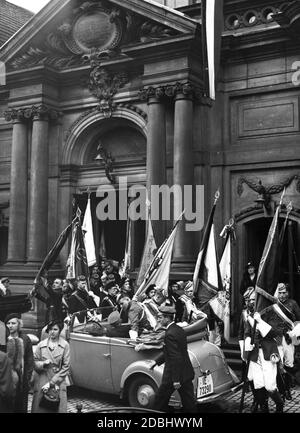 Gli studenti lasciano la Chiesa della Santissima Trinità a Berlino dopo il servizio protestante, il giorno successivo allo scioglimento della Deutsche Burschenschaften (DB) (associazioni studentesche tedesche). Foto Stock