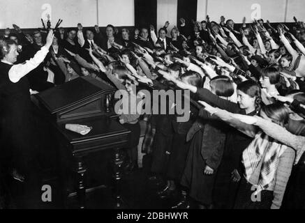 Nella sezione 5. Volksschule fuer Maedchen (scuola elementare per ragazze) nella Alte Jakobstrasse di Berlino, gli alunni cantano l'inno nazionale tedesco e l'Horst-Wessel-Lied. Foto Stock