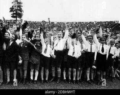 Gli alunni sono entusiasti di vedere i loro compagni di marcia al Grunewald-Stadion di Berlino in occasione del Festival delle scuole tedesche organizzato dalla Verein fuer das Deutschtum im Ausland (Associazione per la Germania all'estero). Foto Stock