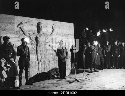 In seguito all'impegno di fedeltà degli ex membri del Burschenschaft, Adolf Wagner, in qualità di rappresentante del governo del Reich, dà un discorso alle 110 associazioni studentesche naziste di fronte al Burschenschafter-Heldenehrenmal di Eisenach. Lo scioglimento del Burschenschaft tedesco e la sua integrazione nella NSDStB si sono svolte nell'anniversario del Festival di Wartburg. Foto Stock