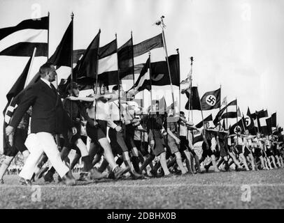 « marcia parata del Turnerjugend con le loro bandiere al ''Fest der deutschen Schule'' (Festival della Scuola tedesca') nello stadio Grunewald di Berlino ». Foto Stock