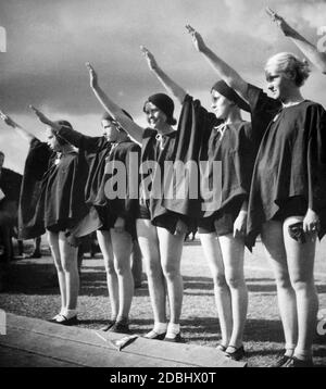 'Durante il gioco di movimento ''Deutscher Wille werde Licht!'' Al festival delle scuole tedesche nel Grunewaldstadion di Berlino, le ragazze si salutano con il saluto di Hitler." Foto Stock