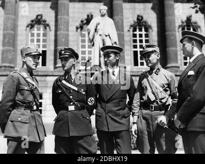 All'inizio del semestre estivo, membri della fraternità e studenti della NSDStB (Lega Nazionale Socialista tedesca degli studenti) si trovano di fronte all'Università Friedrich-Wilhelms di Berlino. Sullo sfondo, il monumento Hermann von Helmholtz. Foto Stock