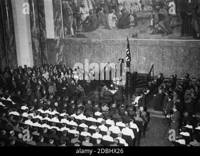 "Joseph Goebbels apre la speciale serie di conferenze della Deutsche Hochschule fuer Politik (Accademia tedesca per la politica) con una conferenza sul fascismo e i suoi risultati pratici davanti agli ospiti invitati e al corpo studentesco della Neue Aula dell'Università Friedrich Wilhelm di Berlino." Foto Stock