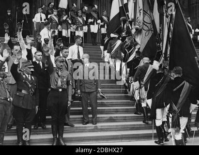 L'Unione studentesca tedesca (Deutsche Studentenschaft) e i socialisti nazionali organizzano un raduno di massa contro il trattato di Versailles nel Lustgarten a Berlino. Sulle scale del Museo Altes, le Fraternità stanno marciando. Davanti, 3° da sinistra, il principe August Guglielmo di Prussia. Foto Stock