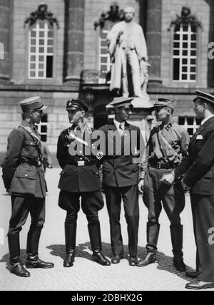 All'inizio del semestre estivo, membri della Fraternità e studenti della Lega Nazionale Socialista tedesca degli studenti (NSDStB) di fronte all'Università Friedrich Wilhelm di Berlino. Sullo sfondo, il monumento Hermann von Helmholtz. Foto Stock