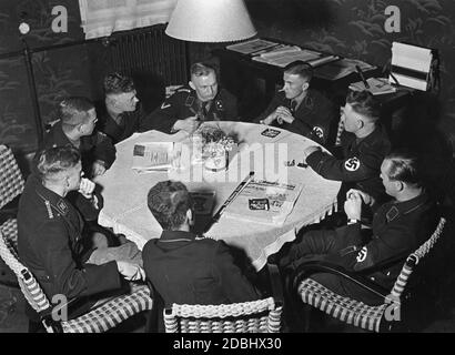 "Membri della SS-Student Company presso l'Università di Heidelberg nella loro casa di squadra. Sul tavolo c'è il giornale 'Das schwarze Korps'.' Foto Stock