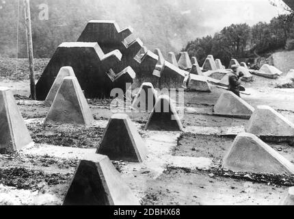 "Le grandi barriere a gobbo sono utilizzate come difesa contro i carri armati della Siegfried Line ("'Westwall")." Foto Stock