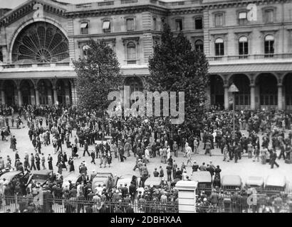 Il ristorante si trova di fronte all'ingresso della Gare de l'Est di Parigi. Foto Stock