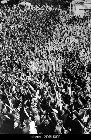 Innumerevoli persone salutano il Fuehrer Adolf Hitler, che è apparso alla finestra del Festspielhaus all'apertura del Bayreuth Festival nel 1936. Foto Stock