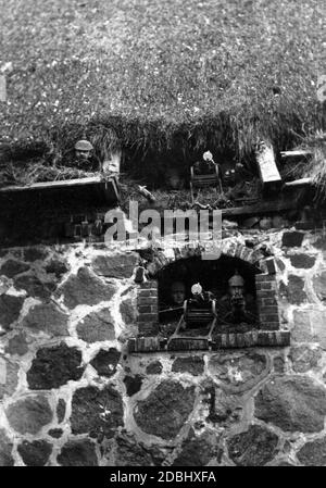 Soldati tedeschi con mitragliatrici al piano terra e soffitta di un fienile in un edificio sul fronte occidentale durante la prima guerra mondiale. Foto Stock