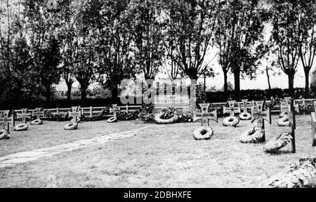 Un cimitero organizzato dai soldati Wehrmacht per i soldati tedeschi uccisi in azione in Francia. Foto Stock