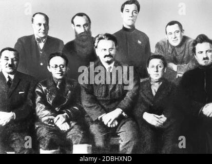 Leon Trotsky e altri membri dell'opposizione durante la loro espulsione in esilio. Foto Stock