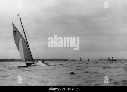 "Il principe Enrico di Prussia era presente al Kieler Woche alla fine di giugno 1905. Ha partecipato a una regata velica sullo yacht Sonderklasse ''Tilly VII'' (anteriore sinistro) .' Foto Stock