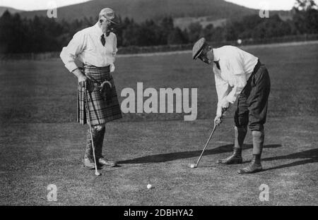 Il principe Enrico di Prussia (a sinistra), vestito in costume scozzese, gioca a golf in Inghilterra nel 1910. Foto Stock