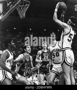 Maryland Terps giocatore prende un colpo di salto in una partita 1970 tra le università del Maryland e Carolina del Sud a Cole Field House, College Park, MD, 1970. (Foto di United States Information Agency/RBM Vintage Images) Foto Stock