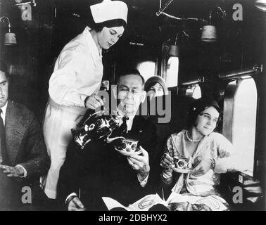 Le stewardesses nei primi giorni dell'aviazione indossavano uniformi bianche simili a quelle di un'infermiera. Questa stewardess serve caffè ai passeggeri su un trimotore Boeing 80A che vola sulla rotta Chicago-San Francisco del Boeing Air Transport, 1930. (Foto di Federal Aviation Administration/RBM Vintage Images) Foto Stock