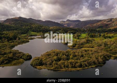 Il villaggio e il lago di Elterwater nel Lake District National Park, Regno Unito durante l'autunno Foto Stock