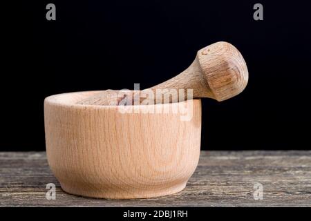 semplice malta rotonda in legno per macinare le spezie secche Foto Stock