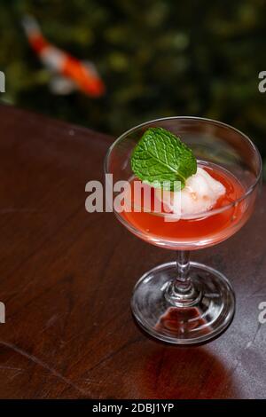 Drink di benvenuto mocktail rosso su tavolo di legno Foto Stock