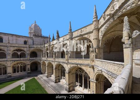 Cortile nel Chiostro, Monastero degli Ieronimiti (Mosteiro dos Jeronimos), Sito Patrimonio dell'Umanità dell'UNESCO, Belem, Lisbona, Portogallo, Europa Foto Stock