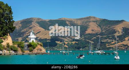 Faro nella baia di Akaroa, Banks Peninsula, Canterbury, Isola del Sud, Nuova Zelanda, Pacifico Foto Stock