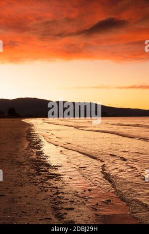 Tramonto a Pohara Beach, Golden Bay, Tasman, South Island, Nuova Zelanda, Pacifico Foto Stock