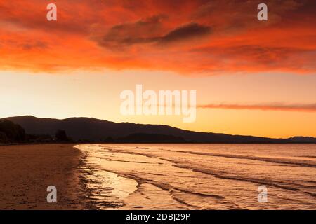 Tramonto a Pohara Beach, Golden Bay, Tasman, South Island, Nuova Zelanda, Pacifico Foto Stock