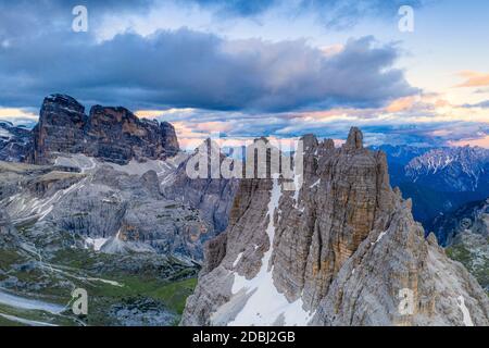 Tramonto su Croda dei toni, cima dell'Agnello e Campanili del Marden, vista aerea, Dolomiti, Alto Adige/Veneto, Italia, Europa Foto Stock