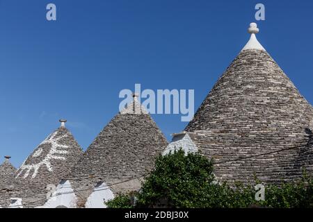 Cupole trulli con il simbolo del sole, Alberobello, Puglia, Italia Foto Stock