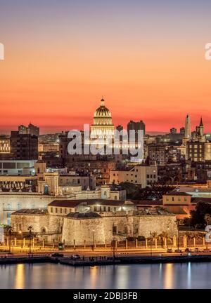 Vista sul Castello della forza reale (Castillo de la Real Fuerza) e Habana Vieja al tramonto, UNESCO, l'Avana, la provincia di Habana, Cuba Foto Stock