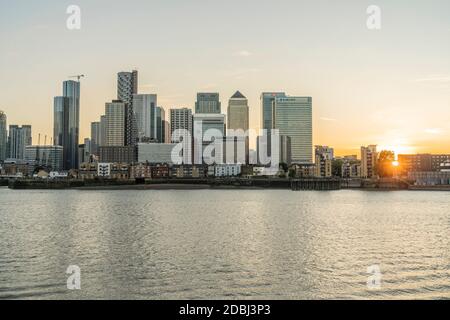Canary Wharf e il fiume Tamigi, Docklands, Londra, Inghilterra, Regno Unito, Europa Foto Stock