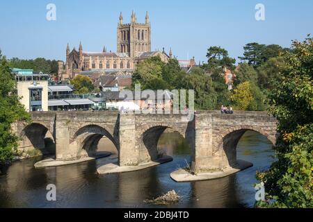 Cattedrale, ponte vecchio e fiume Wye, Hereford, Herefordshire, Inghilterra, Regno Unito, Europa Foto Stock