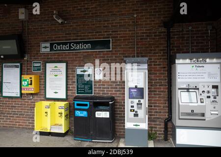 Biglietterie, bidoni per rifiuti e chiosco all'esterno di Oxted Station a Oxted, Surrey Foto Stock