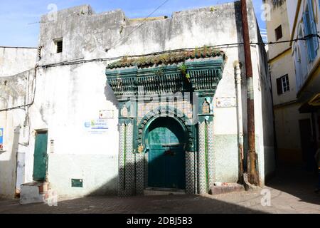 Il verde cancello in legno di antica moschea nella Medina. Tangeri, Marocco Foto Stock