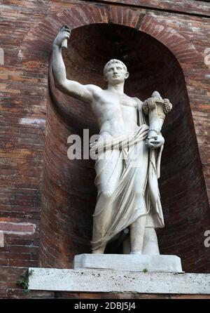 Roma - Muro con antiche statue intorno al Palazzo del Quirinale, attuale residenza ufficiale del Presidente del Re Italiano Foto Stock